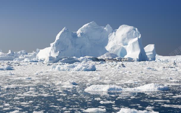 雪山浮冰水面北极背景