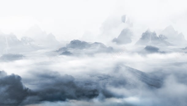 白青色的雾山景色背景