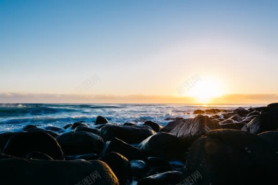 海上日出礁石大海背景