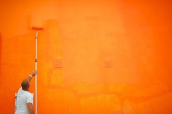 男人刷墙的男人橙色海报背景高清图片