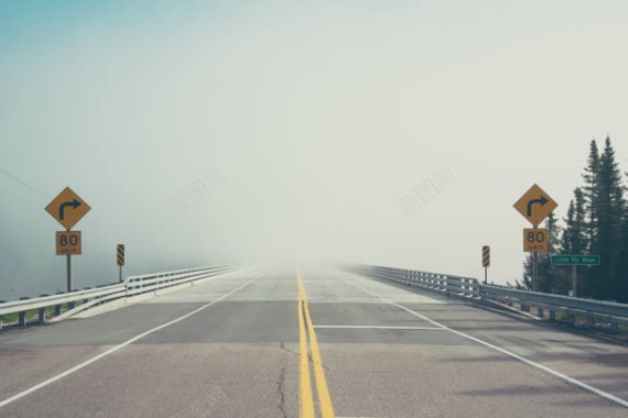雾蒙蒙的高速公路背景