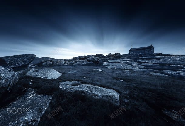 蓝天白云下的山峰房屋jpg设计背景_新图网 https://ixintu.com 山峰 房屋 白云 蓝天