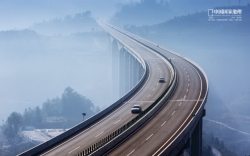 高速公路海报云雾中的高架桥高速公路海报背景高清图片