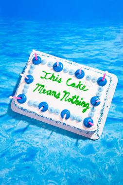 蓝色水面上的蛋糕海报背景背景