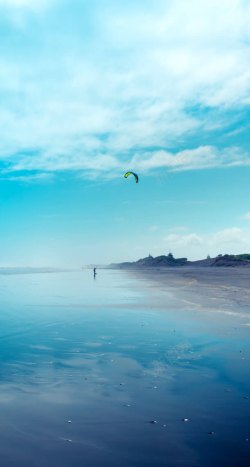 海报放风筝天空海岸放风筝的人海报背景高清图片