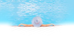 游泳的女人游泳池里的女人海报背景高清图片