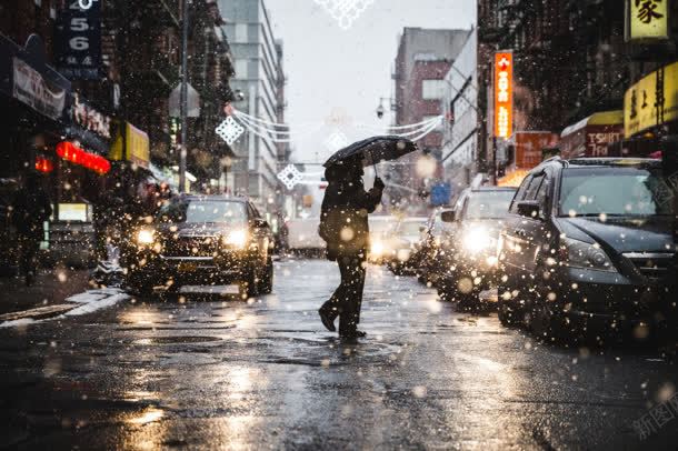 下雪天来往的车辆光效打伞的人jpg设计背景_新图网 https://ixintu.com 下雪天 打伞 来往 车辆
