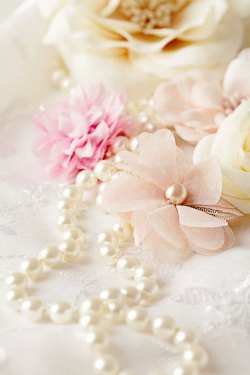 首饰花假花和珍珠项链高清图片