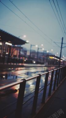 雨后车站围栏海报背景背景