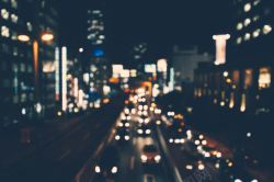 模煳的竹子模糊的夜晚城市立交桥海报背景高清图片