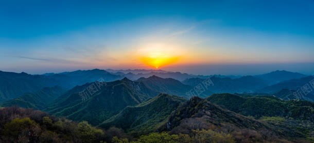 落日时光的高山山峰jpg设计背景_新图网 https://ixintu.com 山峰 时光 落日 高山