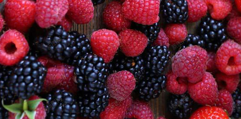 草莓树莓水果H5背景jpg设计背景_新图网 https://ixintu.com H5 H5背景 h5 俯拍 创意 文艺 木板 树莓 水果 清新 简约 红色 草莓 食物