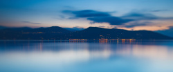 山城夜景大气朦胧山水湖畔背景高清图片