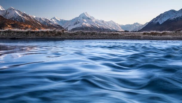 蓝天白云雪山湖水背景