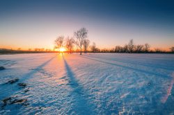 雪后五彩池雪后初升的一抹阳光高清图片