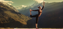 瑜伽摄影置身在山间的瑜伽美女摄影高清图片
