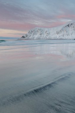 雪山海岸海滩背景