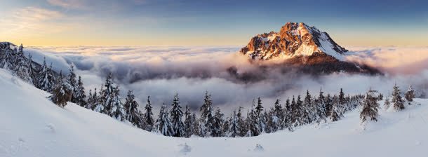 厚重白雪积压山峰背景