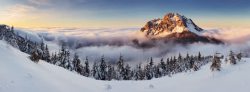 积压厚重白雪积压山峰高清图片