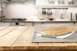 厨房设计效果图木板与模糊家庭背景高清图片