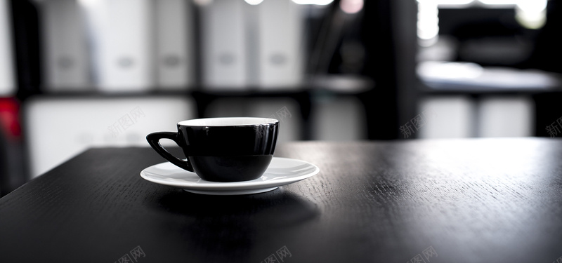 摄影咖啡背景jpg_新图网 https://ixintu.com 咖啡 摄影 文艺 木板 桌子 海报banner 风景 黑白