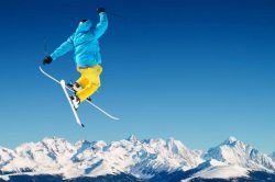 滑雪者雪山上跃起的滑雪者海报背景高清图片
