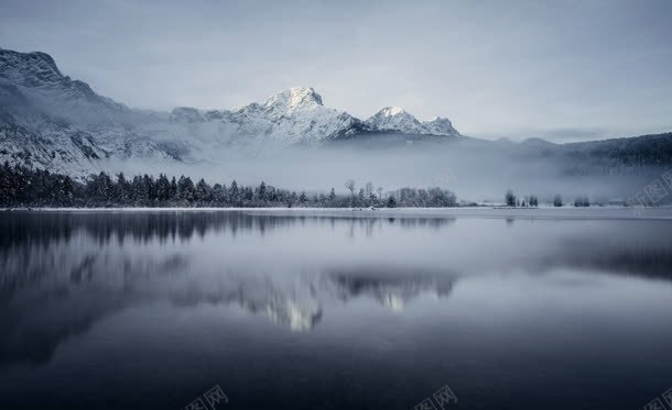 雪山树林平静湖面背景