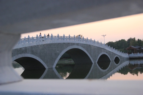 阴天午后拱桥背景