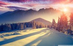 mg下雪云彩下的大山雪地高清图片