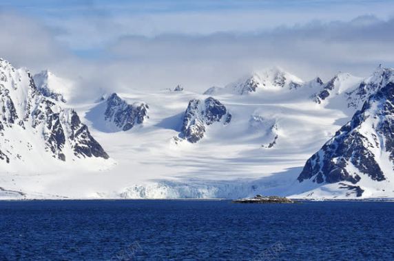 蓝天白云雪山大海背景