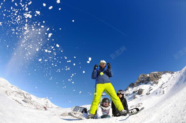 雪山滑雪者海报背景jpg设计背景_新图网 https://ixintu.com 海报 滑雪 背景 雪山