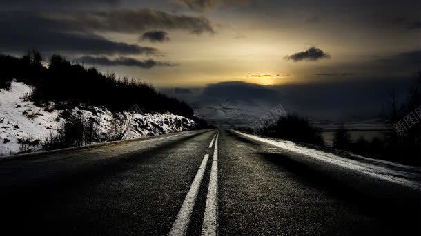 落日雪后的宁静公路背景
