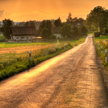 金黄色的夕阳与乡间小路摄影图片