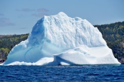 海上冰山大海上漂浮的巨大冰山高清图片