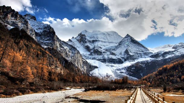 蓝天白云雪山树林jpg设计背景_新图网 https://ixintu.com 树林 白云 蓝天 雪山