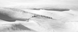中国风立秋女孩旅行冬季白色山顶上游走的队伍高清图片