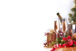 圣诞球相框松枝与香槟高清图片