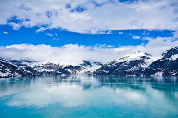 湖水雪山蓝天背景