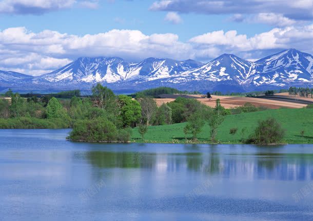 雪山蓝天湖泊深林jpg设计背景_新图网 https://ixintu.com 湖泊 蓝天 雪山