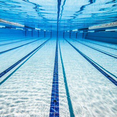 蓝色游泳池背景图背景