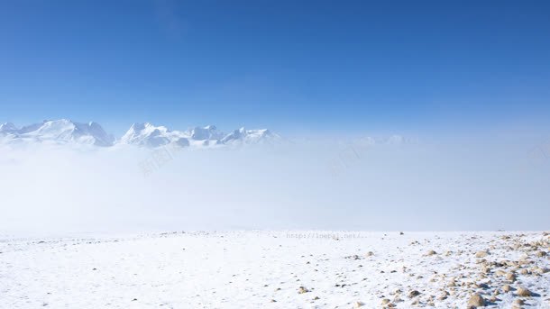 蓝色天空地面雪山摄影jpg_新图网 https://ixintu.com 地面 天空 摄影 蓝色 雪山