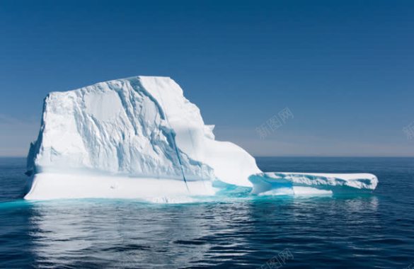 海洋上漂浮的冰山背景