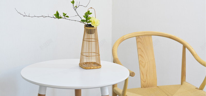 黄色字体木椅桌子竹篮竹编花器摄影图片