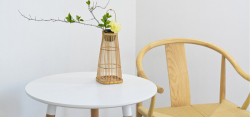 北欧装饰花器木椅桌子竹篮竹编花器高清图片
