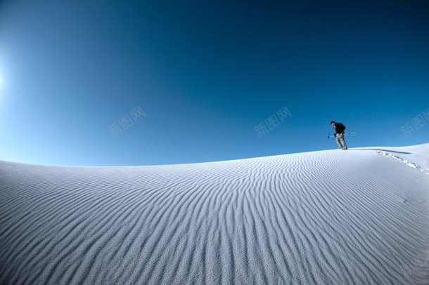 蓝天下行走在雪山的人jpg设计背景_新图网 https://ixintu.com 蓝天 行走 雪山