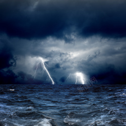 暴风雨天空大海中暴风雨和闪电高清图片