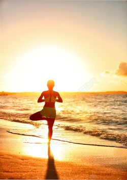 海边瑜伽黄昏海边练瑜伽的人物剪影高清图片