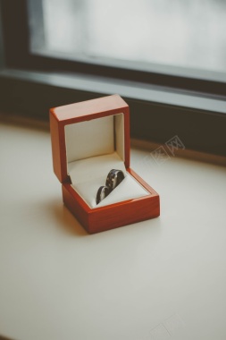 复古港风窗台戒指盒的戒指背景