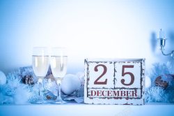 日历相框圣诞球与香槟高清图片