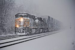 冬天火车冬天大雪火车雪景高清图片